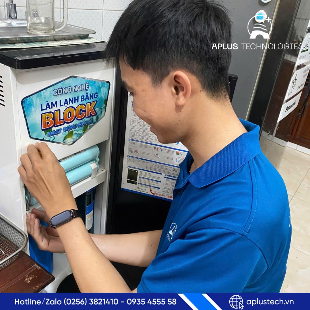Kỹ thuật viên APLUS kiểm tra, sửa cây nước nóng lạnh